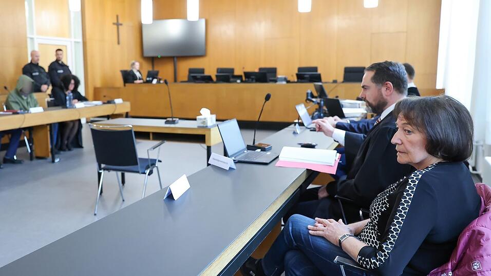 Die Schwestern des Opfers treten als Nebenkl&auml;gerinnen auf.