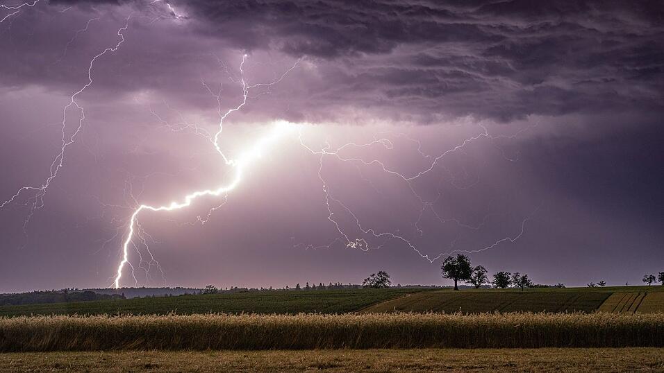 Vor allem im Osten Deutschlands drohen weitere Gewitter. Vor allem im Osten Deutschlands drohen weitere Gewitter.