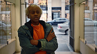 Sogenannte 'Appropriation Art' geht auch mit dem Intendanten: Die Regisseurin Anta Helena Recke im Eingang der M&uuml;nchner Kammerspiele als Matthias Lilienthal.