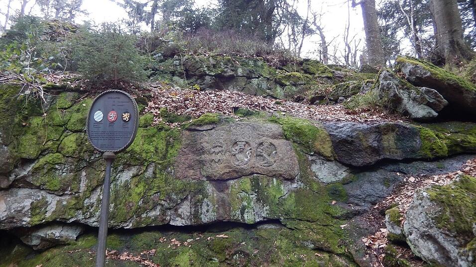 Die eingemei&szlig;elten Wappen am Drei-Wappen-Felsen wurden mit Hilfe von Stahlb&uuml;rsten freigelegt.
