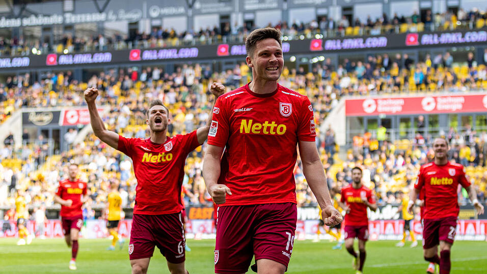 Andreas Albers bejubelt einen Treffer, den er wohl so schnell nicht vergessen wird. Mit seinem Tor zum 1:1 in Dresden am 32. Spieltag der vergangenen Saison beschert der Däne dem Jahn den Klassenerhalt und ein weiteres Jahr in der 2. Bundesliga. Andreas Albers bejubelt einen Treffer, den er wohl so schnell nicht vergessen wird. Mit seinem Tor zum 1:1 in Dresden am 32. Spieltag der vergangenen Saison beschert der Däne dem Jahn den Klassenerhalt und ein weiteres Jahr in der 2. Bundesliga.