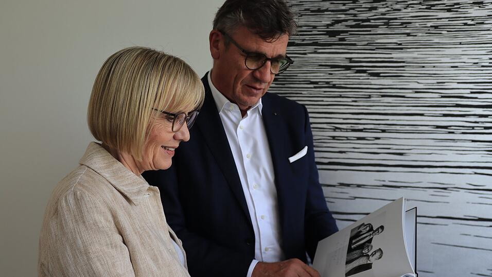 Michael und Birgit Matt blättern in der Familienverfassung. Das kleine Büchlein macht ihnen die Unternehmensnachfolge einfacher. Michael und Birgit Matt blättern in der Familienverfassung. Das kleine Büchlein macht ihnen die Unternehmensnachfolge einfacher.