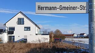 Noch ist auf dem Stra&szlig;enschild im Baugebiet Obere Felder &bdquo;Hermann-Gmeiner-Stra&szlig;e&ldquo; zu lesen. Am Donnerstag hat der Gemeinderat nun beschlossen, wie die Stra&szlig;e k&uuml;nftig hei&szlig;en wird.
