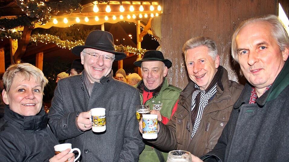 Am Donnerstagabend ist der Landshuter Christkindlmarkt eröffnet worden. Am Donnerstagabend ist der Landshuter Christkindlmarkt eröffnet worden.