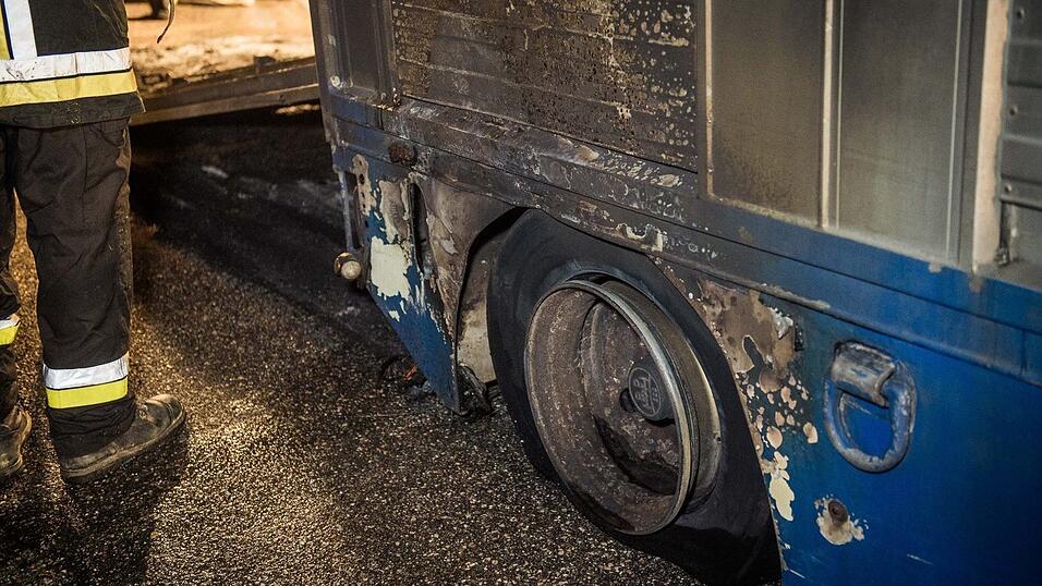 Kniffliger Einsatz f&uuml;r die Feuerwehren aus Rohr/Ndb. und Obereulenbach am sp&auml;ten Donnerstagabend. Ein Schweinetransporter hatte auf dem Weg zum Schlachthof Feuer gefangen. Neun der Tiere kamen durch den Stress und den giftigen Rauch ums Leben.