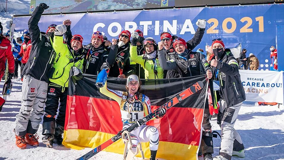 Kira Weidle bejubelt ihr Überraschungs-Silber bei der WM 2021 in Cortina. (Foto Archiv)