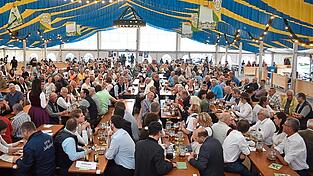 Insgesamt ist die Tätigkeit eines Volksfestwirtes eine gesamtwirtschaftliche Tätigkeit, die sich rechnen können muss.