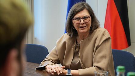 &Uuml;ber eigene Ambitionen will Ilse Aigner nicht sprechen. Die Frage nach einer m&ouml;glichen Kandidatur f&uuml;r das Amt der Bundespr&auml;sidentin k&ouml;nne man ihr &bdquo;irgendwann mal im Herbst stellen&ldquo;, sagt die CSU-Politikerin.