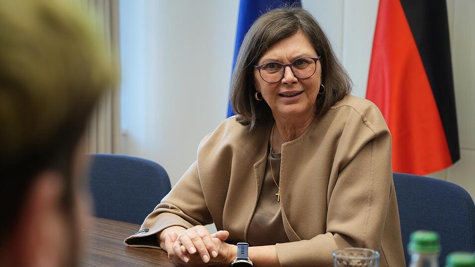 &Uuml;ber eigene Ambitionen will Ilse Aigner nicht sprechen. Die Frage nach einer m&ouml;glichen Kandidatur f&uuml;r das Amt der Bundespr&auml;sidentin k&ouml;nne man ihr &bdquo;irgendwann mal im Herbst stellen&ldquo;, sagt die CSU-Politikerin.