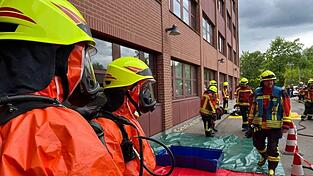 Auch Einsatzkr&auml;fte mit Atemschutz waren bei dem Chemikalien-Vorfall in Landshut im Einsatz.