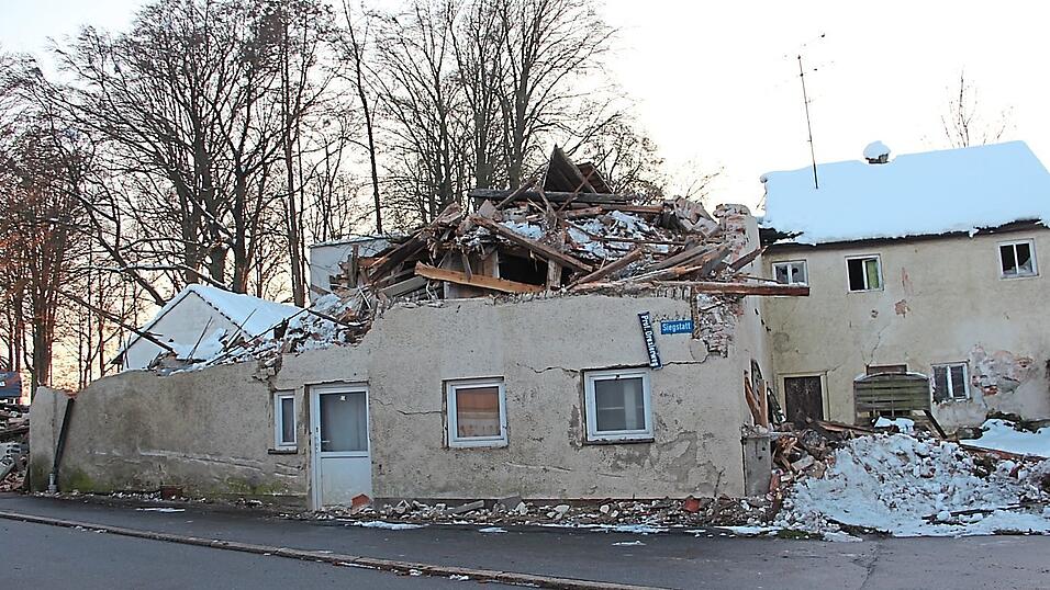 Nach dem Einsturz des Dachstuhls wurde das Geb&auml;ude am Prof.-Drexler-Weg nun eingerissen.