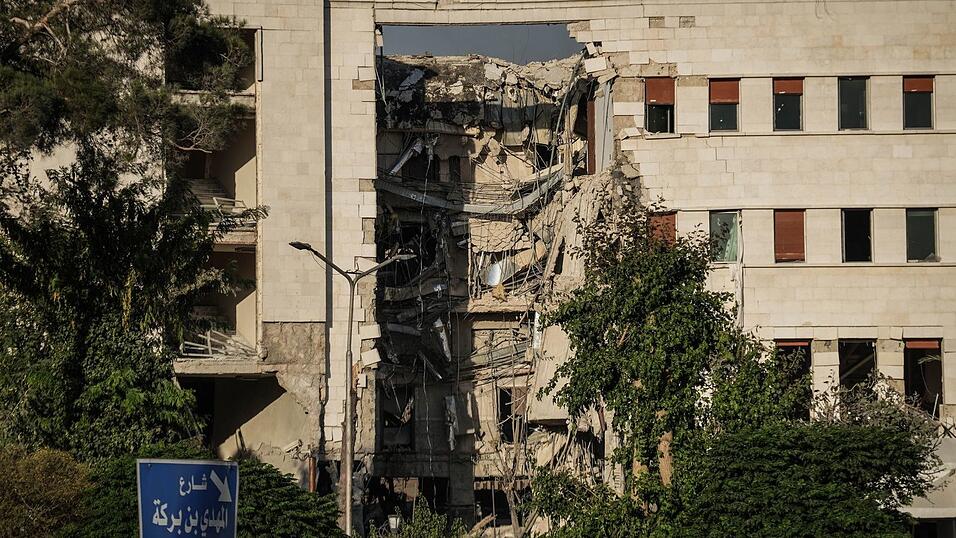 Laut Aktivisten ziehen syrische Regierungstruppen im Süden ab.