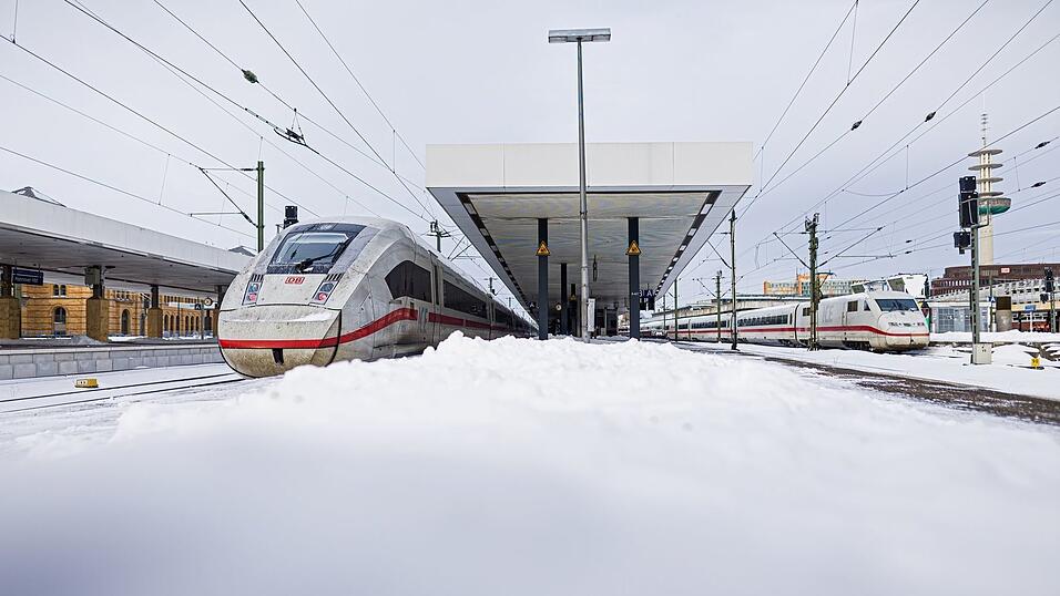 Zwei ICE stehen im verschneiten Hauptbahnhof Hannover. Zwei ICE stehen im verschneiten Hauptbahnhof Hannover.