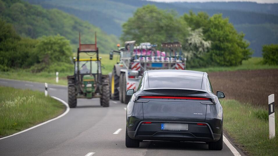 Der Fahrer legt w&auml;hrend der Fahrt seine H&auml;nde auf die Knie. (Archivbild)