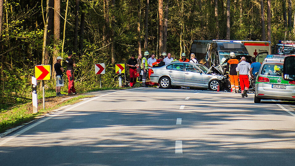 Die Fahrzeuge krachten wohl frontal ineinander.