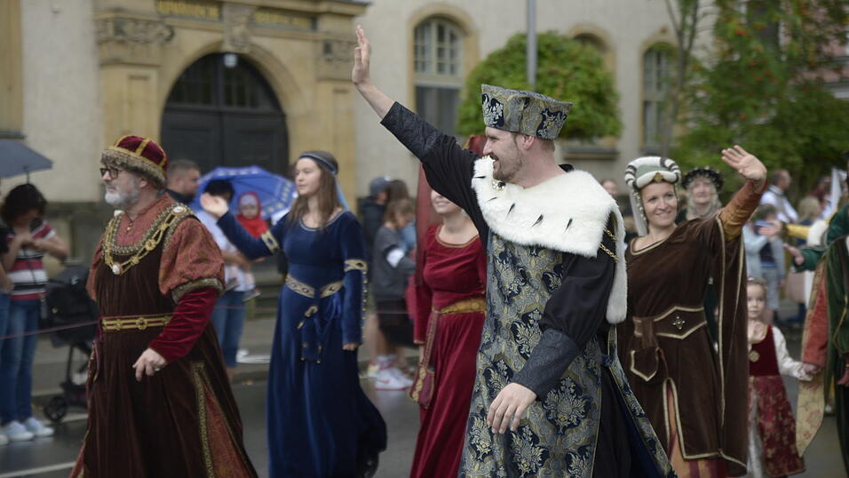 Zahlreiche Musik- und Trachtengruppen zogen nach dreij&auml;hriger Pause am Freitagabend zum Festplatz Am Hagen.&nbsp;
