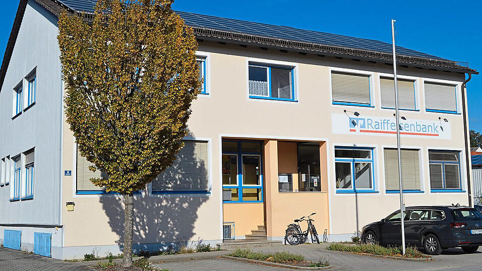 Die Raiffeisenbank an der Geisenfelder Straße soll umgebaut werden. Der Eingang wird barrierefrei mit einem Hebeaufzug.