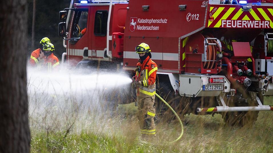 Feuerwehrleute üben den Einsatz für den Ernstfall. (Archivbild)