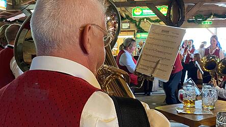 Am Samstag war „Tag der Blasmusik“: Drei Musikgruppen spielten in den verschiedenen Zelten auf der Dult und in den Biergärten.