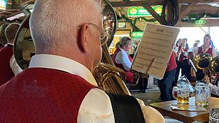 Am Samstag war „Tag der Blasmusik“: Drei Musikgruppen spielten in den verschiedenen Zelten auf der Dult und in den Biergärten.
