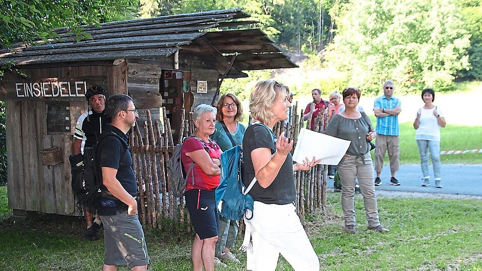 Beim 'Kultort' Einsiedelei in Wiesent informierte Bürgermeisterin Elisabeth Kerscher über die Klause und deren Entstehung. Beim 'Kultort' Einsiedelei in Wiesent informierte Bürgermeisterin Elisabeth Kerscher über die Klause und deren Entstehung.