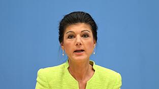 Sahra Wagenknecht ist aus der Linken ausgetreten und will mit einem kleinen Team von Verbündeten 2024 eine eigene Partei gründen. Sahra Wagenknecht ist aus der Linken ausgetreten und will mit einem kleinen Team von Verbündeten 2024 eine eigene Partei gründen.