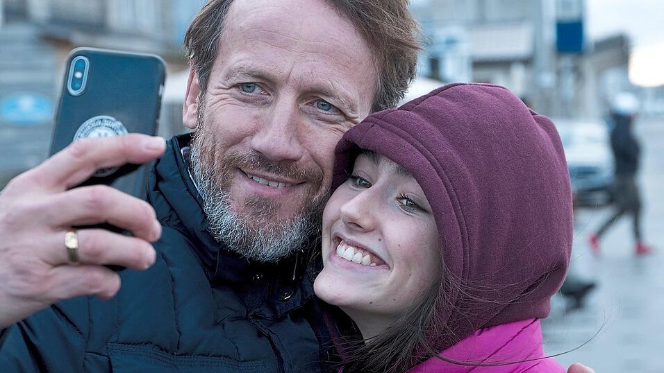 Aktuell in Sloborn, bald (wieder) in Plattling? Emily Kusche mit ihrem Film-Vater Wotan Wilke-M&ouml;hring in einer Szene der Netflix-Serie.
