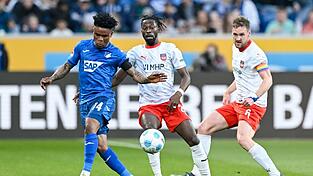 Hoffenheims Gift Orban (l) vergab in der ersten Hälfte gegen Heidenheim die Riesenchance zum 2:0