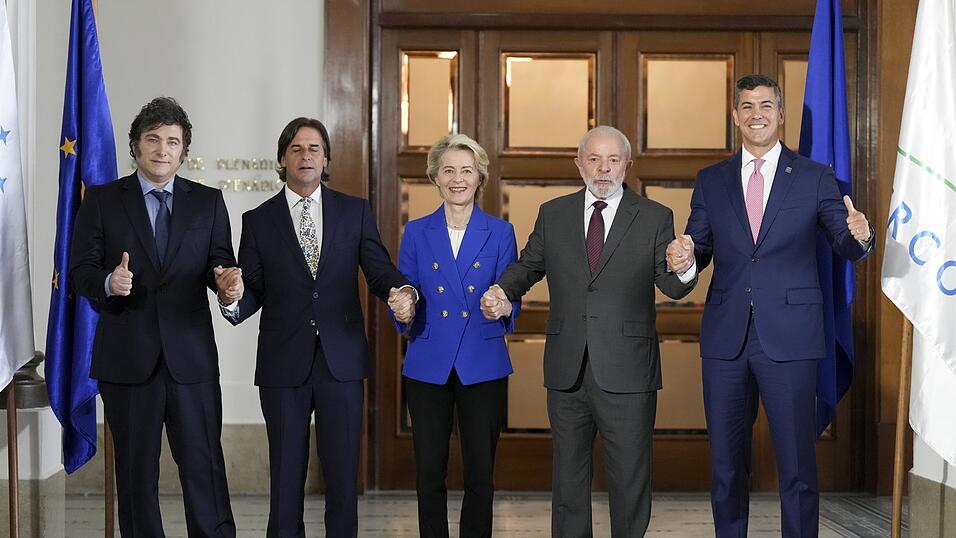 Im Dezember vergangenen Jahres posierten der argentinische Präsident Javier Milei (v.l.), der uruguayische Präsident Luis Lacalle Pou, die Präsidentin der Europäischen Kommission Ursula von der Leyen (CDU), der brasilianische Präsident Luiz Inacio Lula da Silva und der paraguayische Präsident Santiago Pena für ein Foto während des Mercosur-Gipfels. Nun startet die EU die finale Abstimmung. Im Dezember vergangenen Jahres posierten der argentinische Präsident Javier Milei (v.l.), der uruguayische Präsident Luis Lacalle Pou, die Präsidentin der Europäischen Kommission Ursula von der Leyen (CDU), der brasilianische Präsident Luiz Inacio Lula da Silva und der paraguayische Präsident Santiago Pena für ein Foto während des Mercosur-Gipfels. Nun startet die EU die finale Abstimmung.