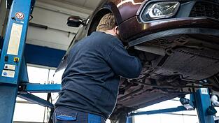 Reparaturen und Wartungen von Autos sind in den vergangenen Jahren deutlich teurer geworden. (Archivbild)