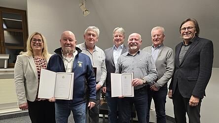 Zweite B&uuml;rgermeisterin Christine Brauner, Georg Moser, Sebastian Birnkammer, Hans Bick, Josef Vohberger und Otto Niedermeier zusammen mit B&uuml;rgermeister Hans Luger (von links).