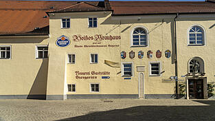 Das 'Wei&szlig;e Brauhaus' in Kelheim ist die &auml;lteste noch existierende Wei&szlig;bierbrauerei Bayerns. (Archivbild)
