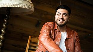 Tahsim Durgun ist in Oldenburg aufgewachsen. Tahsim Durgun ist in Oldenburg aufgewachsen.