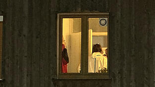  Die Spurensicherung ist im Fenster eines Hauses zu sehen.