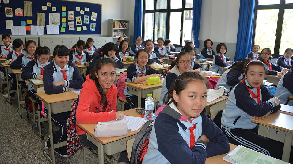 Von einer deutschen Schule in ein M&auml;dchengymnasium in Shanghai: Stefanie Maier fiel neben den Schuluniformen nicht nur wegen ihrer normalen Kleidung auf. Die chinesischen M&auml;dchen wollten unbedingt mehr &uuml;ber Deutschland wissen. In der Mittagspause gab Stefanie deshalb sogar etwas Deutschunterricht.