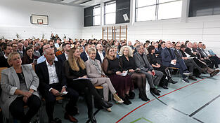 Zur Amtseinführung waren viele Gäste in die Turnhalle der Berufsschule 2 gekommen.