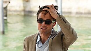 Den Lido erreichen die Stars per Boot, so auch Robert Pattinson. Den Lido erreichen die Stars per Boot, so auch Robert Pattinson.