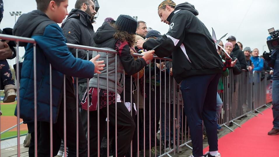 Baseball-Superstar Max Kepler war am Samstag zu Gast in Regensburg. Baseball-Superstar Max Kepler war am Samstag zu Gast in Regensburg.