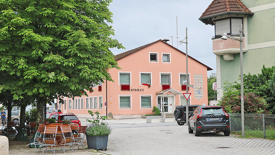 Wo wird die Verwaltung des Marktes Schierling in Zukunft arbeiten ? Nach dem Bürgerentscheid beginnen die Planungen für dein neues Rathaus von vorne. Eine Rückkehr ins alte Rathaus erscheint unwahrscheinlich. Wo wird die Verwaltung des Marktes Schierling in Zukunft arbeiten ? Nach dem Bürgerentscheid beginnen die Planungen für dein neues Rathaus von vorne. Eine Rückkehr ins alte Rathaus erscheint unwahrscheinlich.