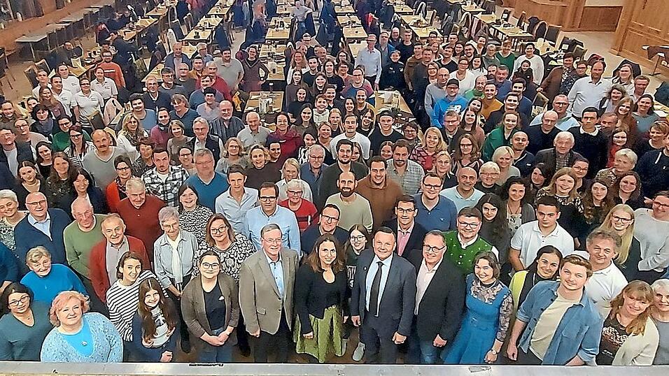 Sie sind die Macher des Ferienprogramms und waren daher zum Abschlussessen in den Landgasthof Apfelbeck eingeladen.