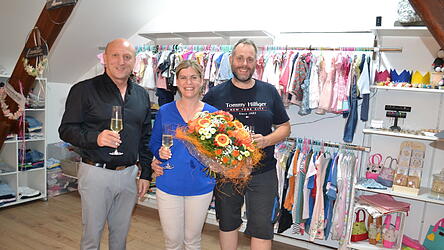 Mit einem Glas Sekt stießen Bürgermeister Franz Aster (v. l.), Sabrina und Volker Bauer auf die Eröffnung an.