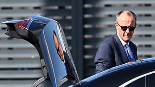 Bundeskanzler Friedrich Merz kommt auf seiner Reise nach Norwegen f&uuml;r den Abflug auf dem Milit&auml;rischen Teil des Flughafens Berlin Brandenburg an.