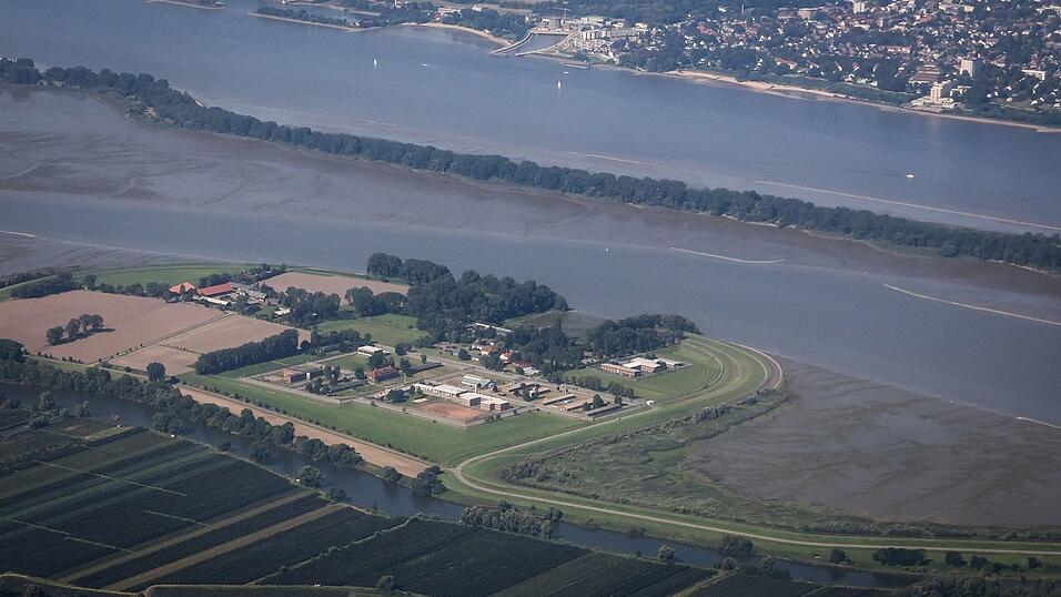 Die Justizvollzugsanstalt Hahnöfersand liegt auf einer Insel in der Elbe. (Archivbild) Die Justizvollzugsanstalt Hahnöfersand liegt auf einer Insel in der Elbe. (Archivbild)