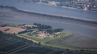 Die Justizvollzugsanstalt Hahn&ouml;fersand liegt auf einer Insel in der Elbe. (Archivbild)