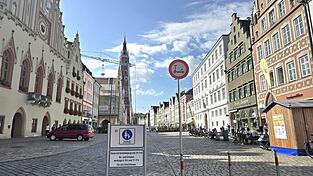 Seit Anfang der Woche stehen an den Zufahrten der Fu&szlig;g&auml;ngerzone in der Altstadt E-Scooter-Verbotsschilder. &bdquo;Das Befahren von Gehwegen und Fu&szlig;g&auml;ngerzonen mit E-Scootern ist grunds&auml;tzlich verboten&ldquo;, teilt die Stadt mit. Die neue Beschilderung diene nochmal der Klarstellung der schon bestehenden rechtlichen Grundlagen.