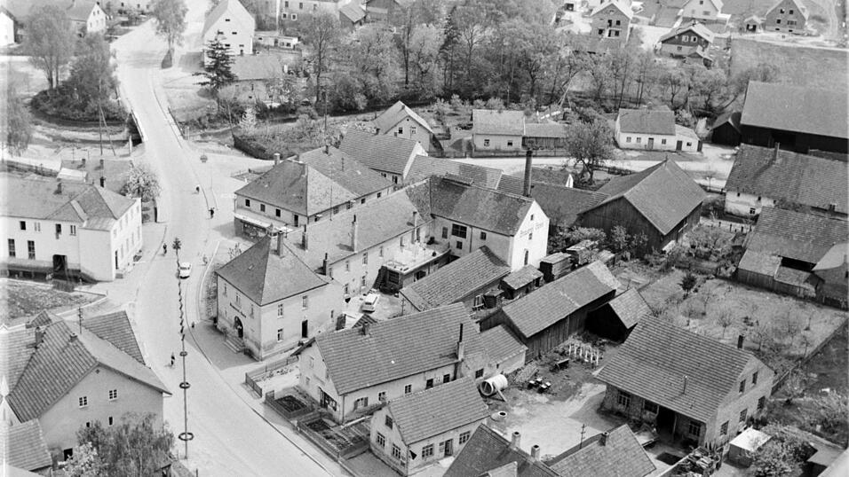 Auf diesem alten Bild ist die Schreinerei Zimmermann neben dem einstigem Goss-Bräu zu sehen, gut erkennbar an ihren Holzstapeln. Auf diesem alten Bild ist die Schreinerei Zimmermann neben dem einstigem Goss-Bräu zu sehen, gut erkennbar an ihren Holzstapeln.