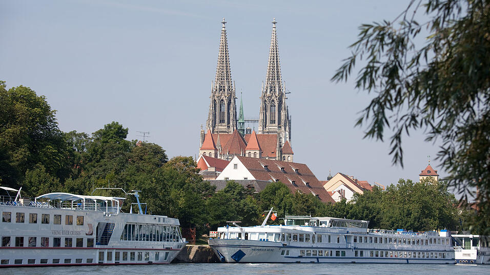 An der Donaul&auml;nde in Regensburg m&uuml;ssen Schiffe derzeit auf Stromaggregate ausweichen. (Symbolbild)