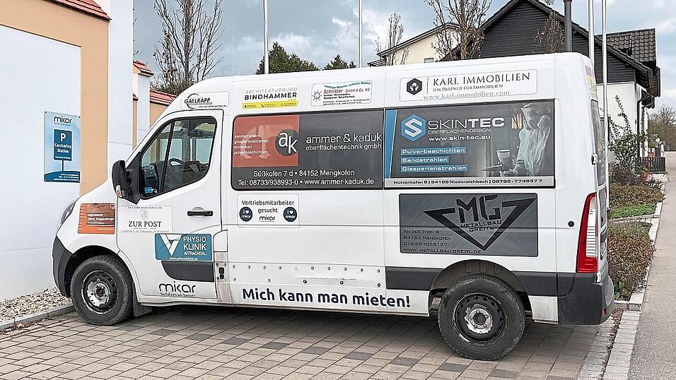 Gegenüber dem Rathaus steht der Bus für das Carsharing-Angebot, das weitergeführt werden soll. Gegenüber dem Rathaus steht der Bus für das Carsharing-Angebot, das weitergeführt werden soll.