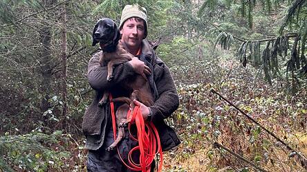 Simon Seidl ist überglücklich: Endlich hält er seine Hündin Maja wieder in den Händen.