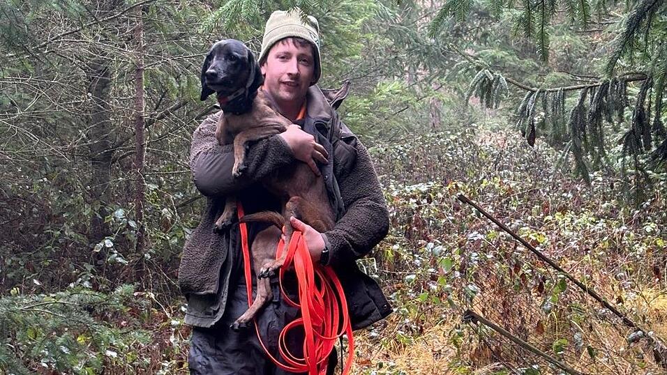 Simon Seidl ist überglücklich: Endlich hält er seine Hündin Maja wieder in den Händen.